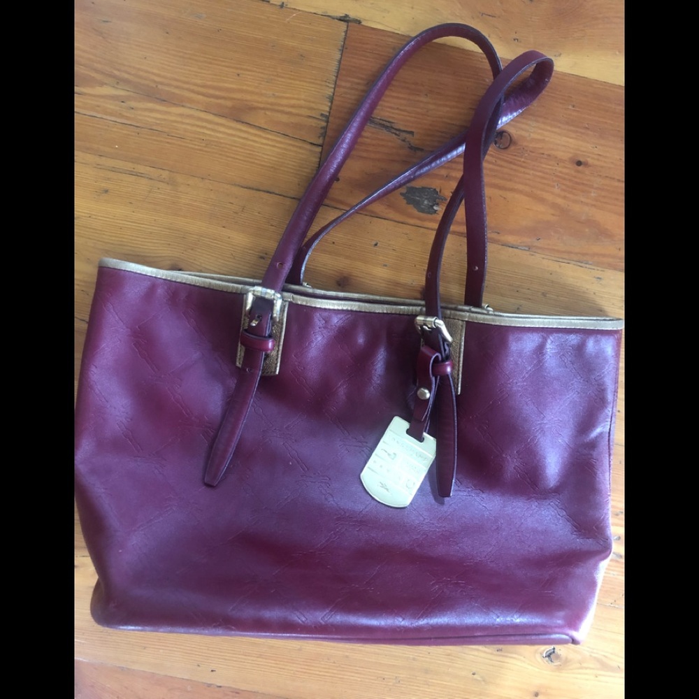 Pre-owned leather Long Champ hand bag.  It does have some signs of wear.